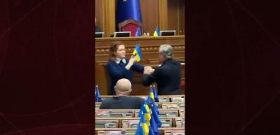 Mecliste  tansiyon y&uuml;kseldi: Ukraynalı milletvekilleri birbirine girdi