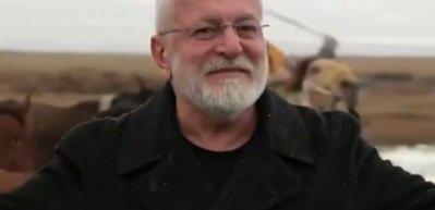 &Uuml;nl&uuml; sanat&ccedil;ı Onur Akın'a klip &ccedil;ekimi sırasında at &ccedil;arptı!