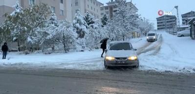Van'da kar yağışı nedeniyle 90 yerleşim yeri ulaşıma kapandı!