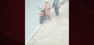 Vietnam&rsquo;da kan donduran olay: Trafik polisini kamyonun &ouml;n&uuml;ne itti