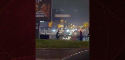 Esenyurt'ta &ccedil;ocukların tehlikeli oyunu! Ara&ccedil;ları taş yağmuruna tuttular!