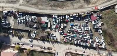 Yediemin otoparkında milyon dolarlık ara&ccedil;lar &ccedil;&uuml;r&uuml;meye terk edildi