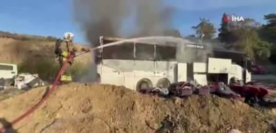 Yolcu otob&uuml;s&uuml; alev alev yandı