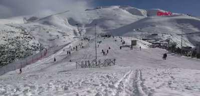 Zigana&rsquo;da horonlu-halaylı kar sevinci