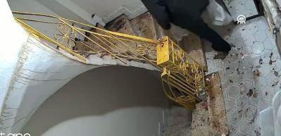 Akrabasının kapısının &ouml;n&uuml;ne &ccedil;&ouml;p d&ouml;ken ş&uuml;pheli yakalandı