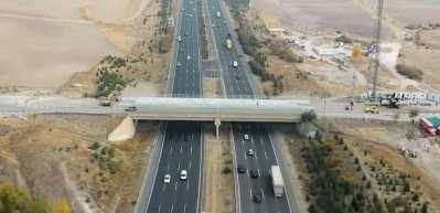 Ankara'da tek iş&ccedil;iyle yapılan k&ouml;pr&uuml; &ccedil;alışması pes dedirtti