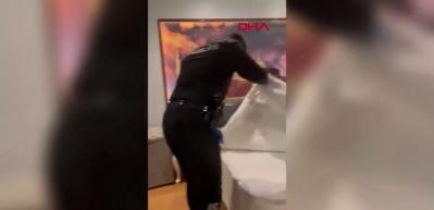 Beşiktaş&rsquo;ta ş&uuml;pheli durdurma otel baskınına d&ouml;n&uuml;şt&uuml;: Yatak altından kalaşnikof &ccedil;ıktı