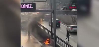 Beylikd&uuml;z&uuml; D-100 Otoyolu'nda motosiklet alev alev yandı