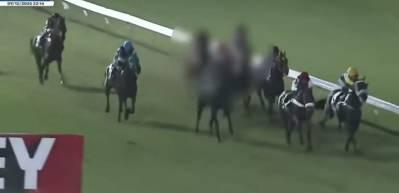 Brezilya'da attan d&uuml;şen 16 yaşındaki jokeyin feci &ouml;l&uuml;m&uuml; kamerada