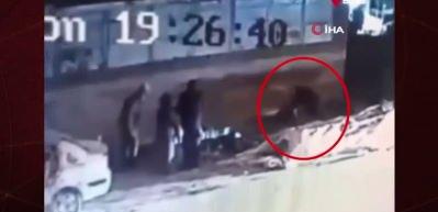 Bursa'da başıboş sokak k&ouml;peği dehşeti: 3 kişi yaralandı