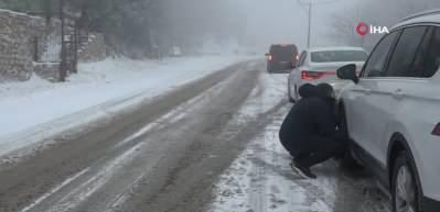 Bursa'da yoğun kar yolları kapattı