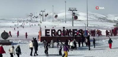Erciyes'te hafta sonu pistler kayak severlerle doldu