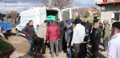 Feci kazada &ouml;len aile g&ouml;zyaşları i&ccedil;inde toprağa verildi