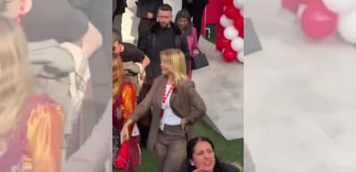 G&uuml;lben Ergen, halayda 'Baş&ouml;rt&uuml;s&uuml; var diye elini tutmadı' iddiasına yanıt verdi!