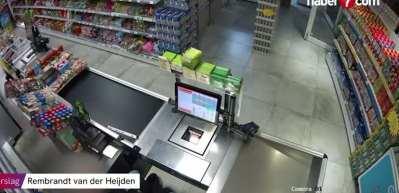 Hollanda'da T&uuml;rk esnaf, marketine giren silahlı soyguncuyu şişeyle kovaladı