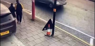  İngiltere'de vicdansızlığın b&ouml;ylesi! Biri g&ouml;rme engelli olan &ccedil;ifti ezdi ka&ccedil;tı