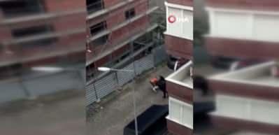 İş&ccedil;ilere k&uuml;f&uuml;rl&uuml; saldırı! Arkadaşlarına yardıma koşan iş&ccedil;i kamerada