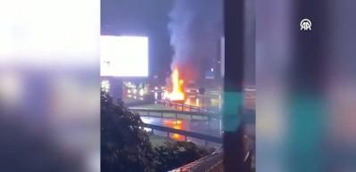 İstanbul'da seyir halindeki ara&ccedil; alevlere teslim oldu, trafik fel&ccedil; oldu