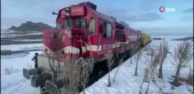 Kars'ta y&uuml;k treni kamyon ile &ccedil;arpıştı: 1 &ouml;l&uuml;