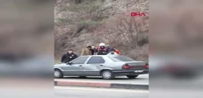 Kendisinden para isteyen dilenciyi bı&ccedil;akladı!