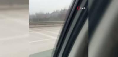 Meclis &uuml;yesini sıkıştırıp, aracı yumrukladı! O anlar kamerada