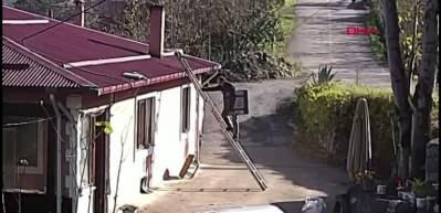 Merdivenin azizliğine uğrayan vatandaş kazayı ucuz atlattı