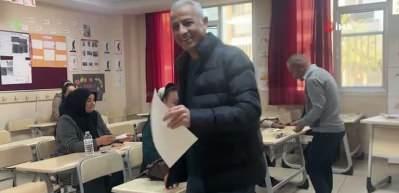 &Ouml;ğrenciler dışarıda, veliler sınavda