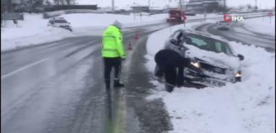 Bitlis'te zorlu kış şartlarında polislerden &ouml;rnek m&uuml;dahale
