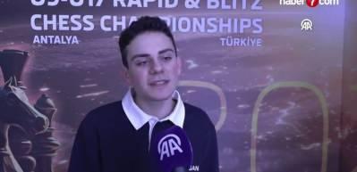 Satran&ccedil; b&uuml;y&uuml;kustasından odaklanma taktiği: Eliyle g&ouml;z &ccedil;evresini kapatıyor