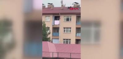 Siirt'te bir vatandaş amat&ouml;r Lig ma&ccedil;ını &ccedil;atıda uzanarak izledi; o anlar kamerada