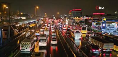 Trafik yoğunluğu İstanbul'da haftanın ilk iş g&uuml;n&uuml;nde y&uuml;zde 81'e &ccedil;ıktı!