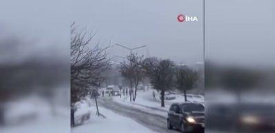 Elazığ'da kar nedeniyle yolda kalan otob&uuml;s&uuml;n vatandaşlar itti!