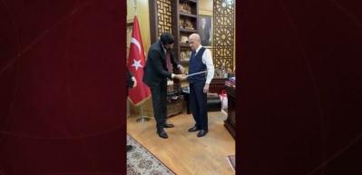 MHP lideri Devlet Bah&ccedil;eli'nin takım elbise &ouml;l&ccedil;&uuml;s&uuml; verdiği anlar kaydedildi