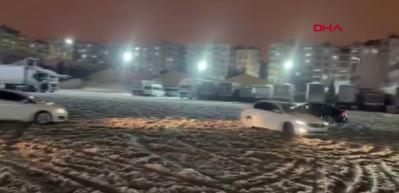 Karlı zeminde drift yapan s&uuml;r&uuml;c&uuml;lerin kaza anları kameralara yansıdı