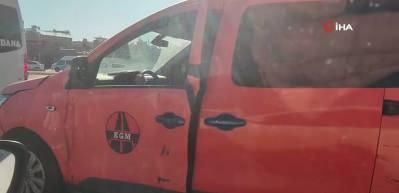 Adana'da pes dedirten g&ouml;r&uuml;nt&uuml;: Emniyet kemerini kapıya bağladı