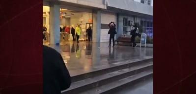 Adana'da skandal g&ouml;r&uuml;nt&uuml;ler! Madde bağımlısı şahıslar ortalığı birbirine kattı