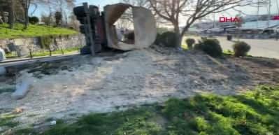 Avcılar'da faciadan d&ouml;n&uuml;ld&uuml;: Tabelaya &ccedil;arpan hafriyat kamyonu devrildi