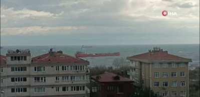  Avcılar'da s&uuml;r&uuml;klenen yakıt tankeri kıyıya 30 metre kala durabildi