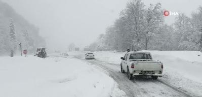 Bolu Dağı'nda kar yağışı nedeniyle ağır tonajlı ara&ccedil;lara yasak!