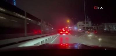 Direksiyon hakimiyetini kaybeden s&uuml;r&uuml;c&uuml; ara&ccedil;ların &uuml;zerine u&ccedil;tu