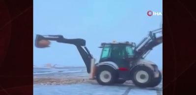 Diyarbakır'da kep&ccedil;e operat&ouml;r&uuml; iş makinasıyla drift attı