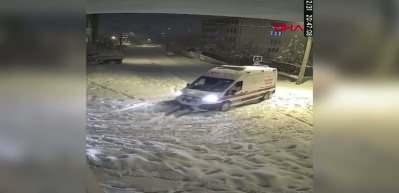 Diyarbakır&rsquo;da otob&uuml;s seferleri iptal edildi, &ccedil;ok sayıda ara&ccedil; kar altında!