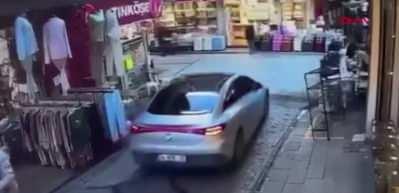 Emin&ouml;n&uuml;'nde can pazarı yaşandı! Araba &ouml;nce motora sonra d&uuml;kkana &ccedil;arptı