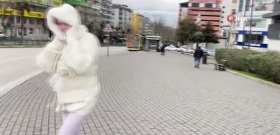 Fırtına u&ccedil;urdu: B&uuml;feler yerle bir oldu, ağa&ccedil;lar devrildi, y&uuml;r&uuml;mek imkansız hale geldi