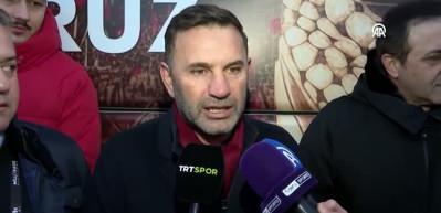  Galatasaray teknik direkt&ouml;r&uuml; Okan Buruk ve Başkan Vekili Abdullah Kavukcu da Filistin'e destek i&ccedil;in Galata K&ouml;pr&uuml;s&uuml;'nde