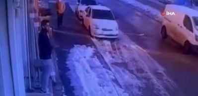 Gaziantep&rsquo;te &ccedil;atından d&uuml;şen kar k&uuml;tlesinden saniyelerle kurtuldu