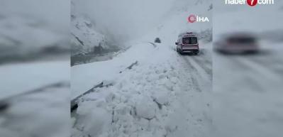 Hakkari'de &ccedil;ığ altında kalan hafif ticari ara&ccedil;taki 2 kişi kurtarıldı