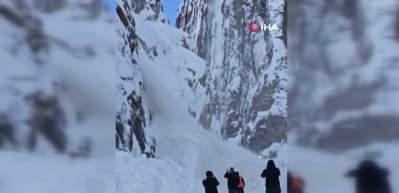 Hakkari'de &ccedil;ığ d&uuml;şmesi sonucu ekipler b&ouml;lgeye sevk edildi