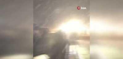 Hakkari'de kar esareti: Fırtınaya aldırış etmeden karlar &uuml;zerinde namaz kıldı