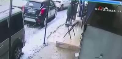 Hatay&rsquo;da zemin buz pistine d&ouml;nd&uuml;: Vatandaşlar ayakta durmakta zorlandı